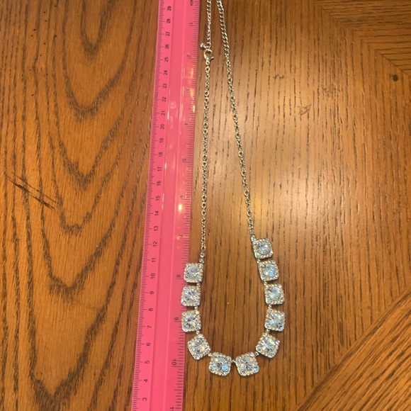 NWOT Beautiful Statement Necklace! Has 11 Rhinestones Surrounded in Gold Tone - Picture 13 of 17